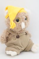 Мягкая игрушка Сова Лия, темная, 24 см в комбинезоне хаки и желтом колпаке с кисточкой, 08184C24-22-29